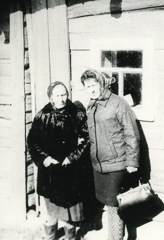 KKE 2415.jpg - (kopia 2411) Fot. Przed domem. Maria Kołakowska (z domu Bujko) – mama Janusza Kołakowskiego z mamą Adelą Bujko w domu rodzinnym, Komaje, 1966 r.